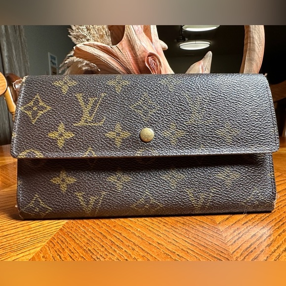 AUTHENTIC LOUIS VUITTON MONOGRAM
SARAH WALLET - Picture 1 of 8